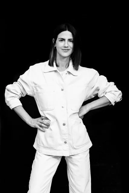 María Maroto con traje blanco, en blanco y negro