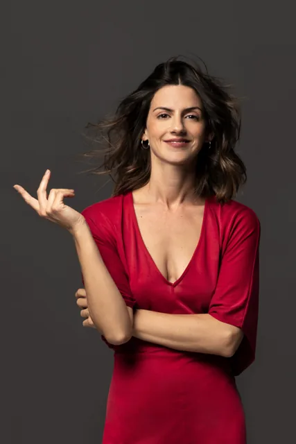 María Maroto con vestido rojo, primer plano