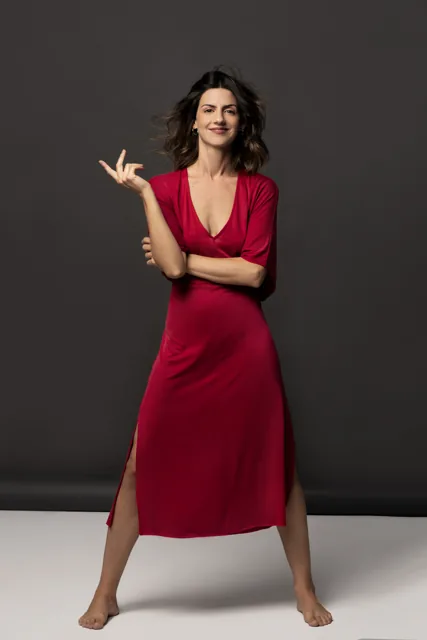 María Maroto con vestido rojo, cuerpo entero