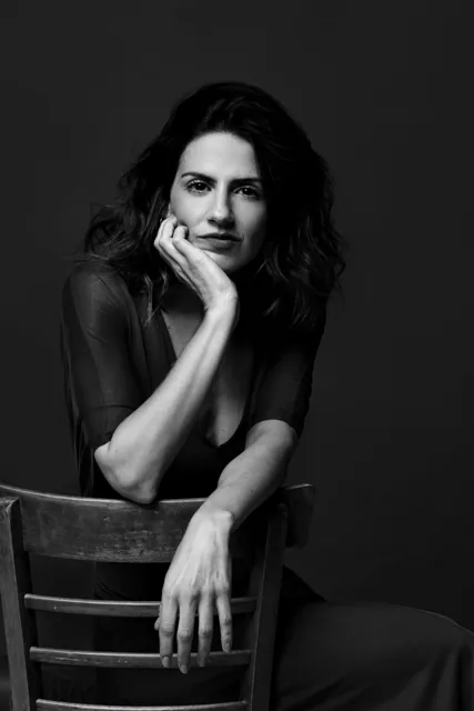 María Maroto sentada, retrato en blanco y negro